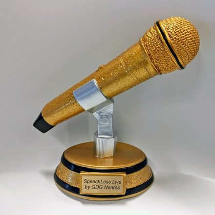 جائزة Micro d'Or: ميكروفون ذهبي على قاعدة محفور عليها "SpeechLess Live by GDG Nantes"